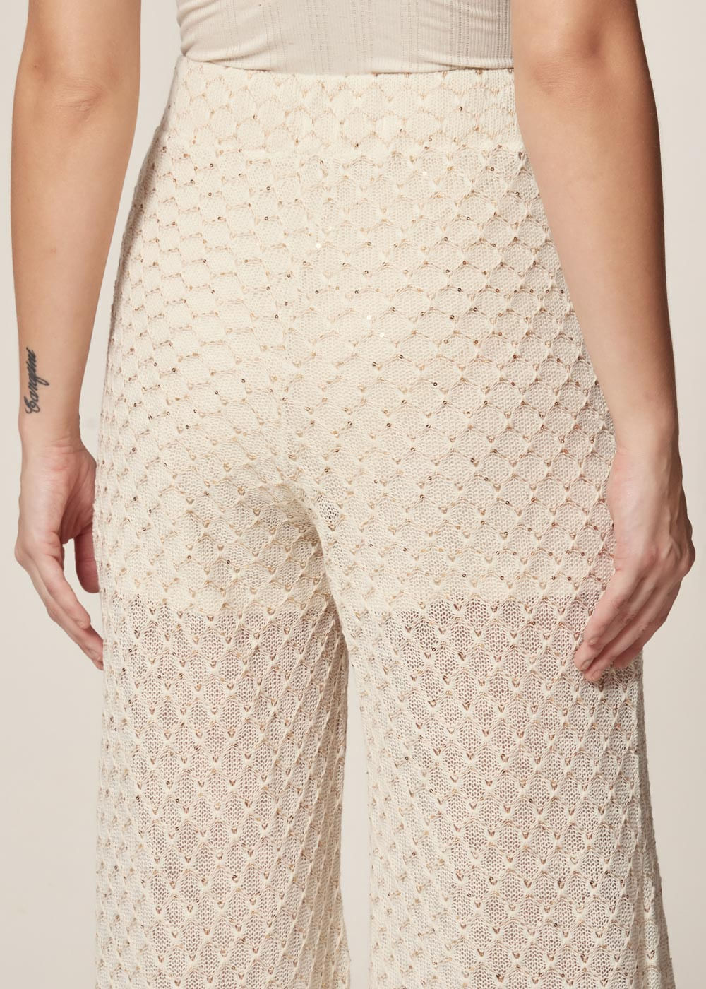 calça pantalona com transparencia