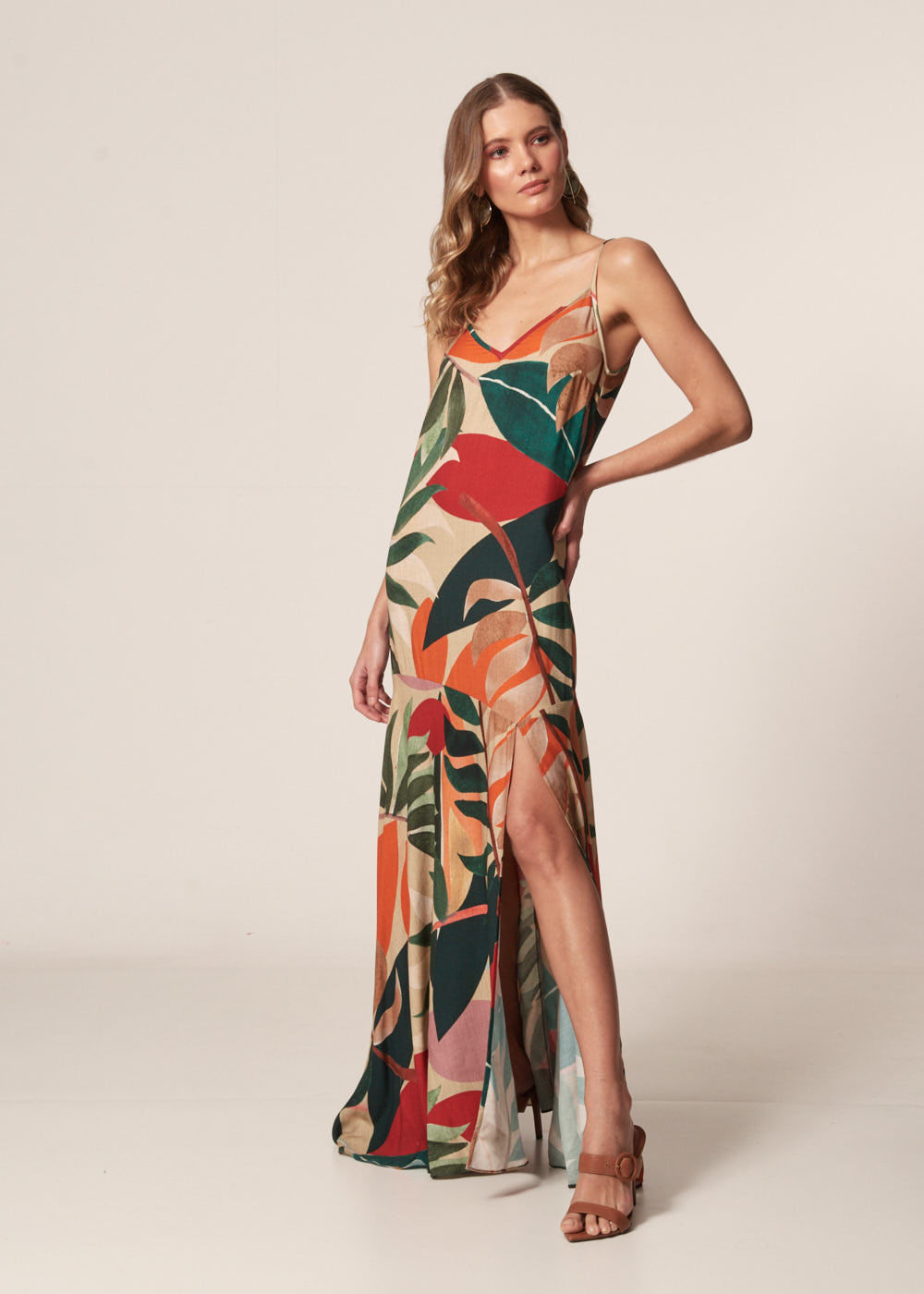 vestido com estampa tropical